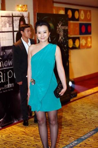 郝蕾不惧婚变盛装亮相《白银帝国》表现受肯定