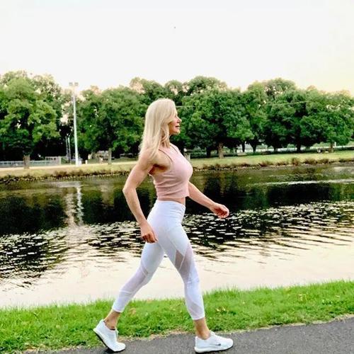她48岁开始健身64岁时身材如20岁少女大写的服
