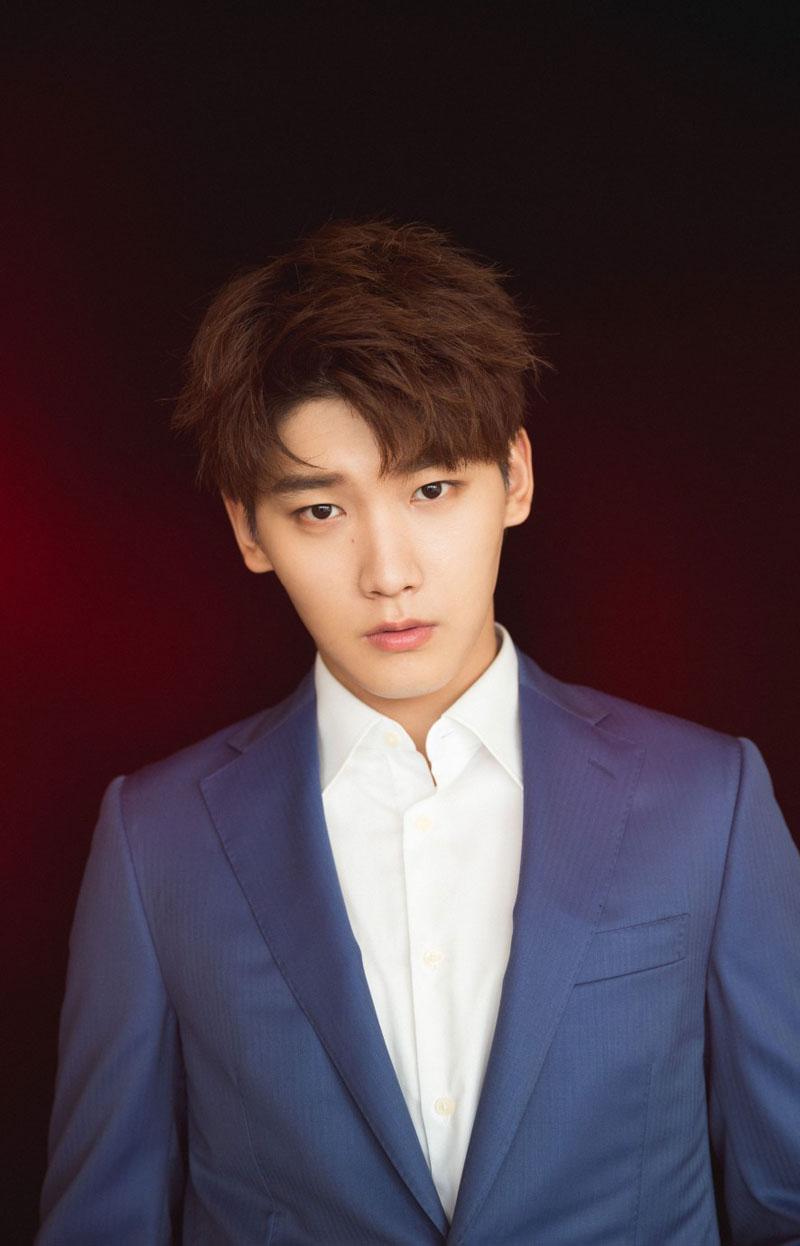 邢昭林蓝色西装帅气写真图片