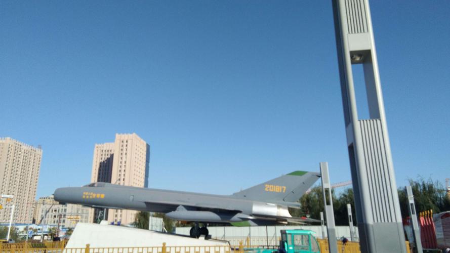还有军事基地,里面有飞机,坦克,火箭模型