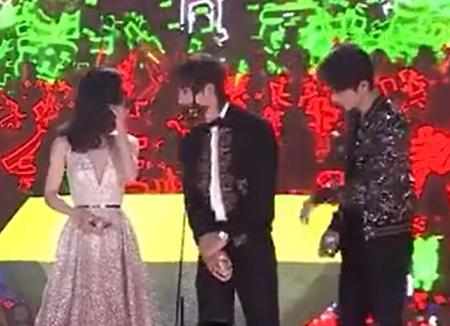 活久见王一博肖战赵丽颖三人同框肖战主动让位新cp