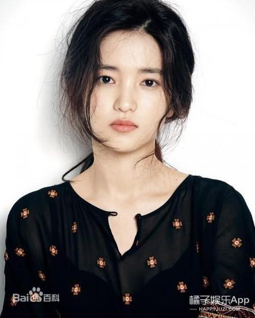 她是《小姐》里的侍女,也是《bazaar》香港版的封面人物!