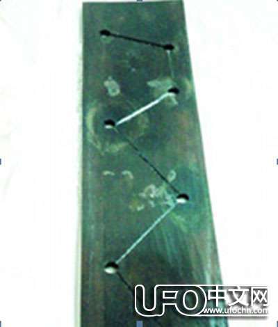 最大的谜团是,这口巨大棺材上居然有七星,所以业内称之为:" 七星巨棺"