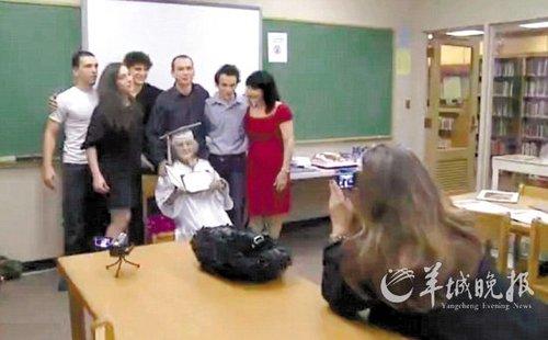 97岁老妪获高中毕业证