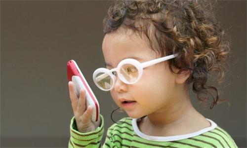 小孩近视怎么办 专家一一为你解答_儿童近视眼治疗的