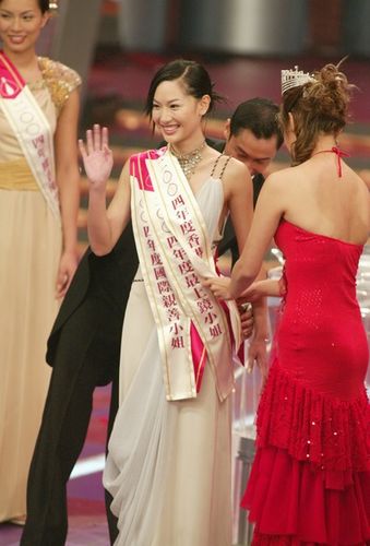 图文:港姐三甲产生 6号徐子珊勇夺后冠(25)