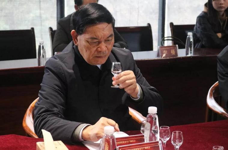 原茅台集团总经理助理,高工,酱香酒酿酒大师曹大明图片来源:天虹国家