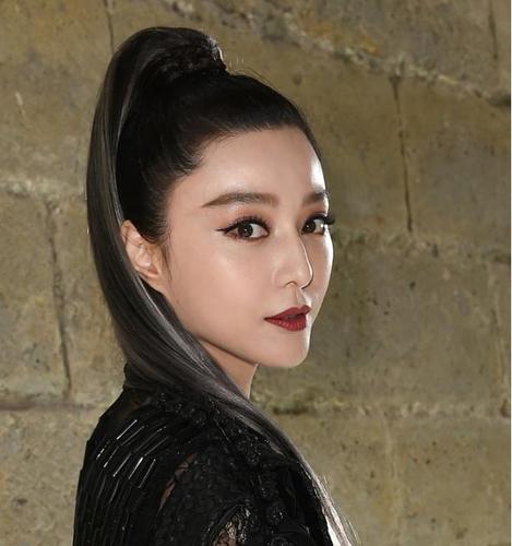 范冰冰有多"野"?在国外作"妖",奶奶灰高马尾,还是那个