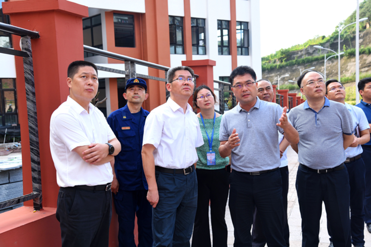 【綦江政事】袁勤华在指导古南街道农场社区边坡山体垮塌后续处置工作