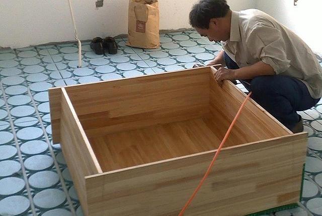 老爸为了省钱,自己买板子做榻榻米,完工后全家人赞不绝口!