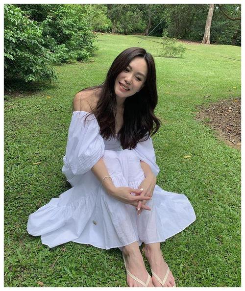 48岁"牡丹仙子"郭妃丽,没生娃素颜像少女,穿白裙清新自然