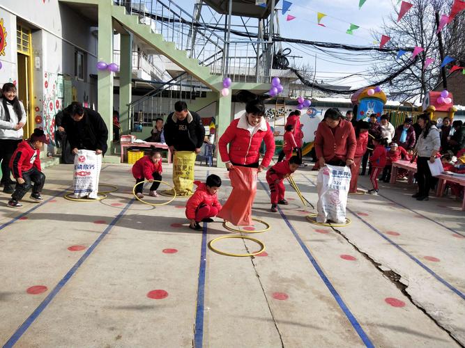 大班亲子游戏《袋鼠跳圈》