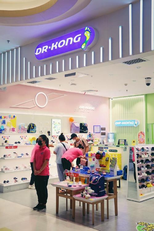 周末我们去朝阳大悦城,他一眼被江博士健康鞋门店外面的小黄人吸引.