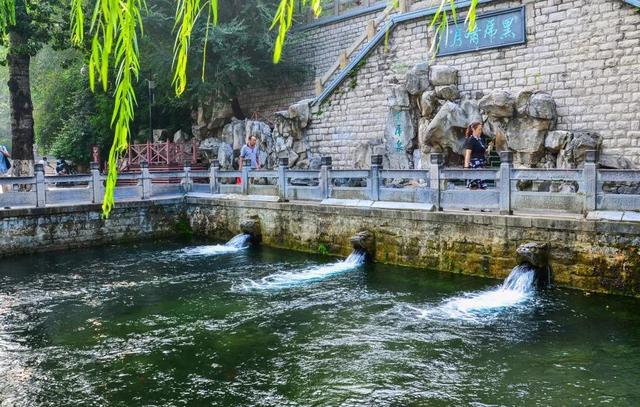 大明湖是济南著名的旅游胜地,景色宜人,是人们闲暇时的理想去处.