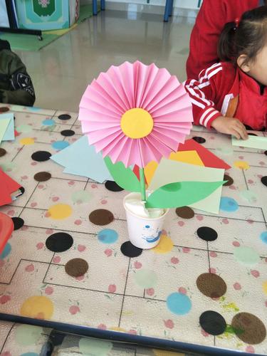 库伦旗先进苏木苏木中心幼儿园蒙中班亲子手工活动《美丽的花》