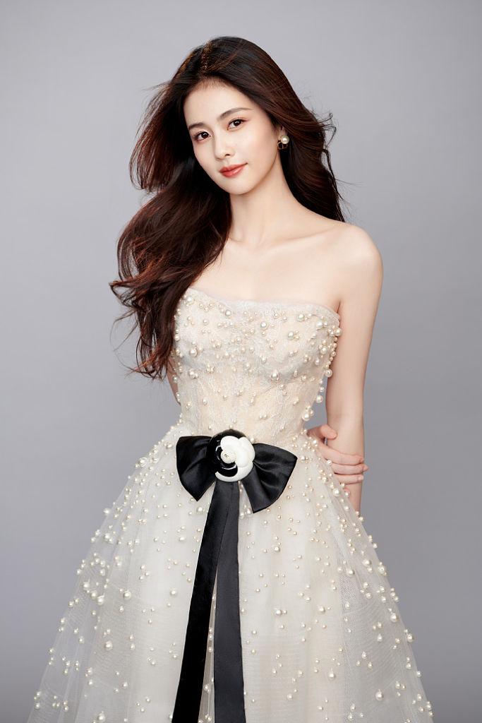 白鹿白色抹胸连衣裙优雅锁骨迷人 腰间黑色蝴蝶结点缀添活力元气