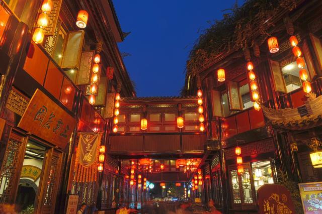 河坊街位于吴山脚下,是清河坊的一部分