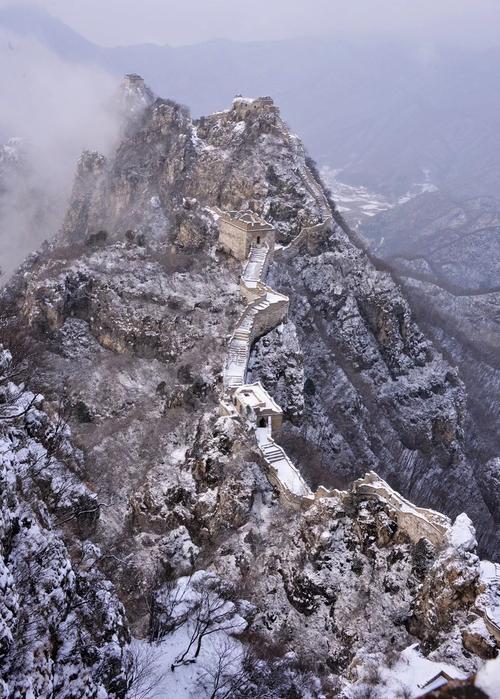 山舞银蛇,原驰蜡象,欲与天公试比高