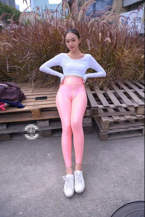 粉色瑜伽裤搭配紧身衣,微胖女神妩媚迷人