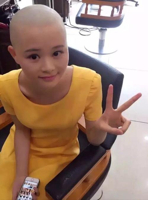 剃了光头之后是这样的,觉得她还是剃了光头好看很多