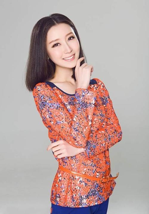 漂亮的凤凰卫视黄橙子她是炫目的选美冠军也是很宅的新闻主播