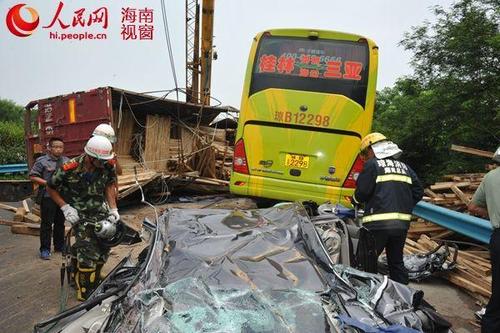 海南东线高速发生车祸 大货车侧翻压垮小车4人亡