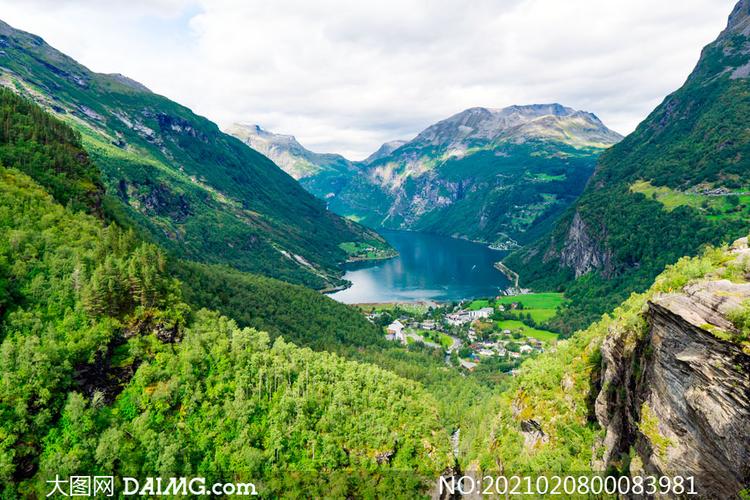 大山山谷中的湖泊美景摄影图片_大图网图片素材