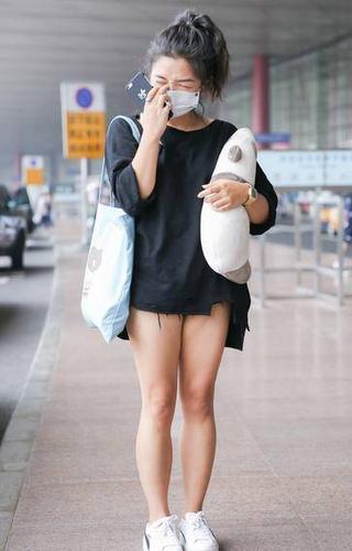 何洁近照画风尴尬,网友看后纷纷表示:不是瘦了吗?这大腿太抢镜