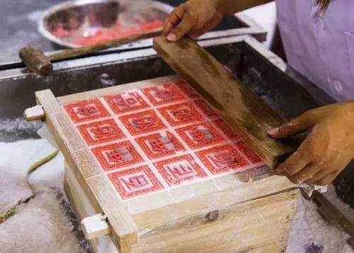 奚明来到尚六合梁弄大糕店
