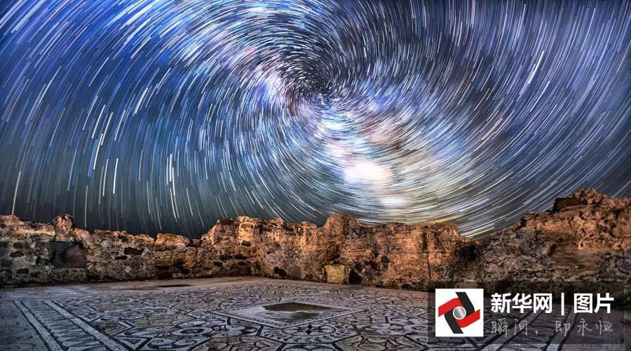 摄影师拍摄漩涡形星迹 色彩斑斓让人眼花缭乱