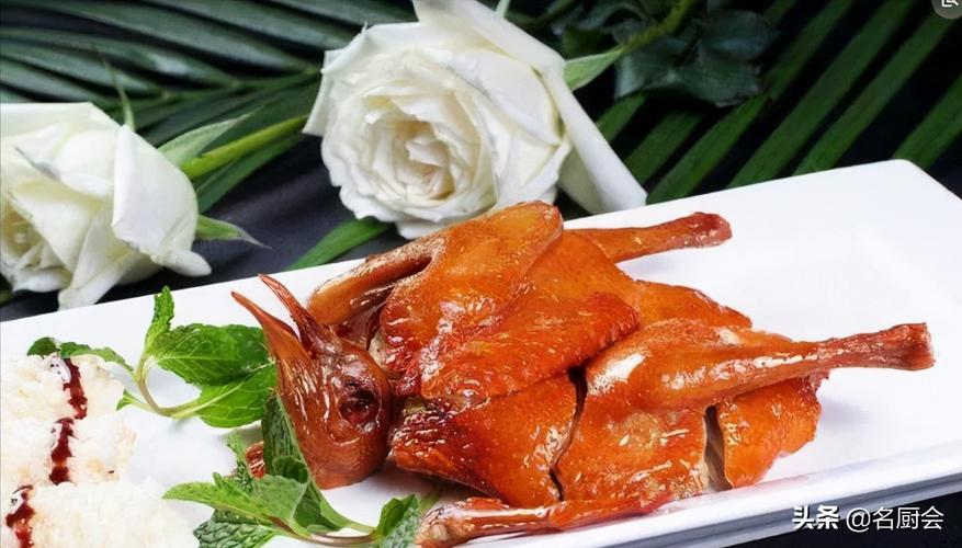 脆皮乳鸽2,鸡表面抹调好的浆后一定要晾干再进行炸制.