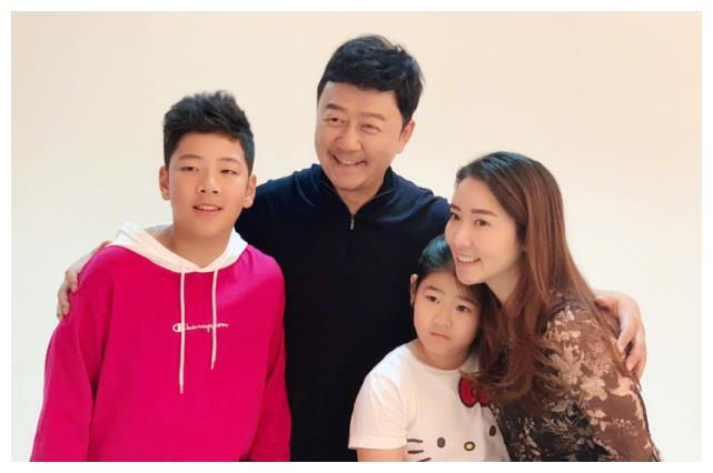 郭涛罕晒一家四口合照,13岁石头身高破170,插兜耍酷像