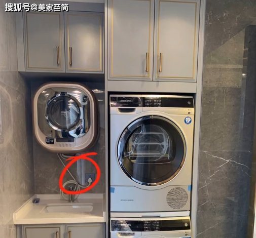 壁挂式洗衣机安装没有提前设计好,装成这样又怨又愁