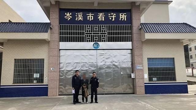岑溪市三堡镇车河村一男子因"玩火"过头,被森林公安民警送进了看守所