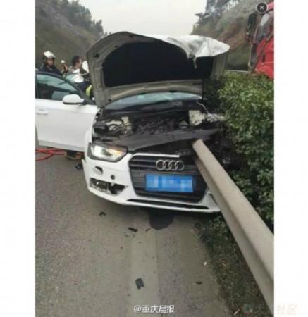 现场图   25日,包茂高速重庆草坪段,一辆奥迪车发生事故,整个车体被