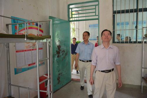 区督导室领导莅临大亚湾第三中学检查指导义务教育管理标准化及创强复