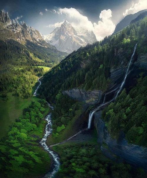 雄浑壮阔的自然景观 领略天地间的壮丽山河