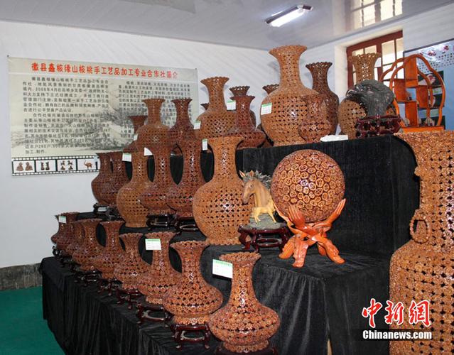 甘肃民间工匠野生山核桃制作工艺品