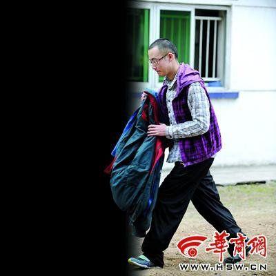 看守所裏的元宵节联欢会上,药家鑫表演完走下台来 本报记者 赵彬摄