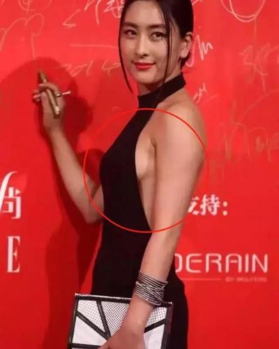 马苏博关注放大招!性感连衣裙穿一半露一半,上围呼之欲出