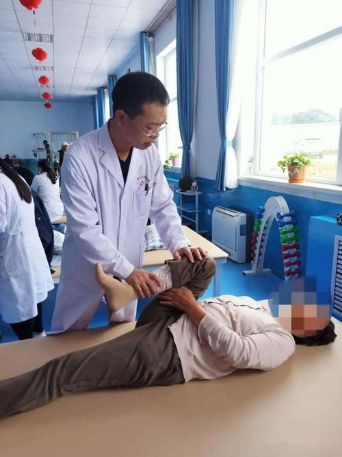 疼痛患者正在做康复治疗