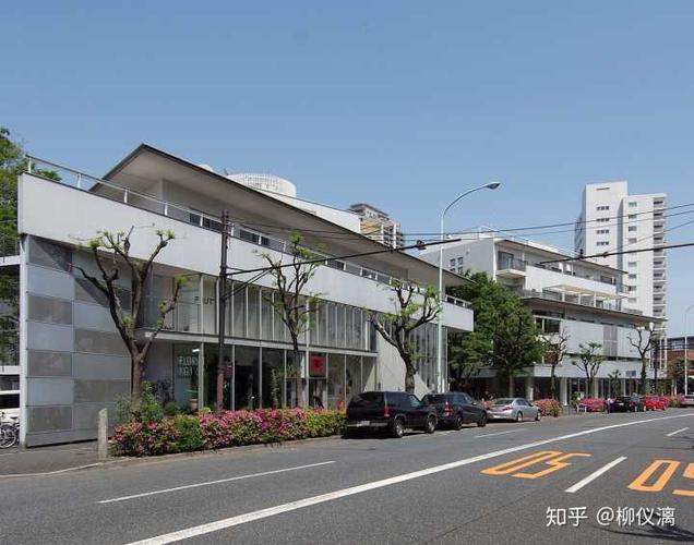 如何看待桢文彦不同时期风格在代官山建筑群里的体现?