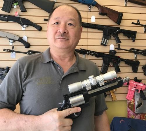 图为中国城枪店负责人郭立持有0.46 s&w magnum限量版左轮手枪.