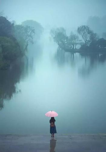 当烟雨江南染上青花瓷之色