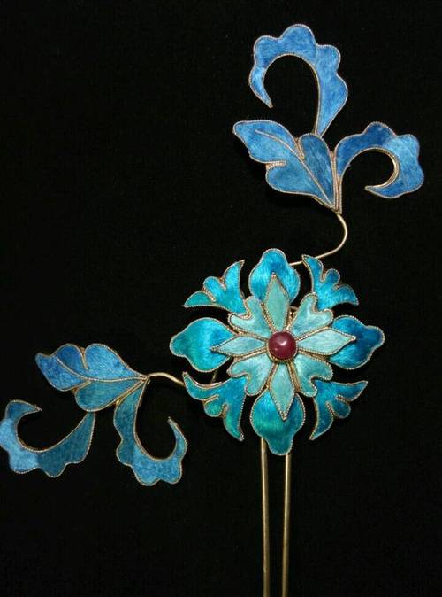 点翠的制作工艺极为繁杂,制作时先将金,银片按设计好的形状制作成一个