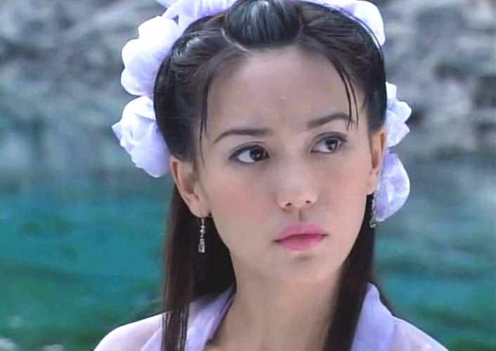 47岁郭妃丽晒自拍,皮肤紧致宛如少女,嫁大10岁外国富商生活幸福