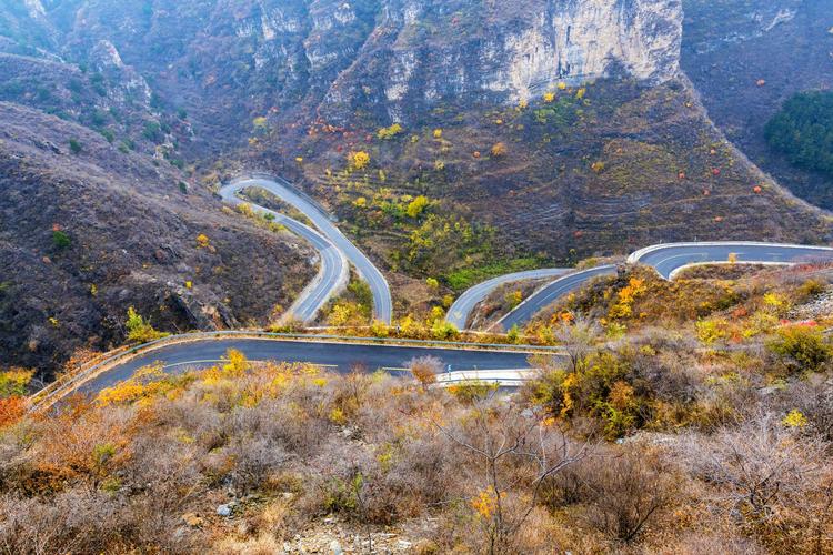 秋行房山红井路 写美篇         红井路是一条蜿蜒盘旋于北京房山区