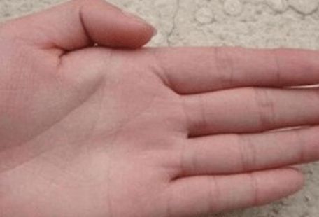 三约纹一般在手的指节间有一条两条横纹,被称指节纹,如果有三条指节纹