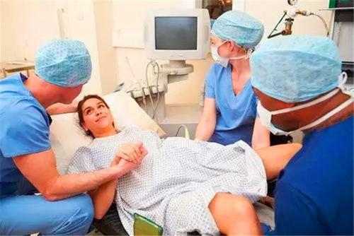 生完小孩后,医生如果再次把手伸进产道,可能是在救产妇