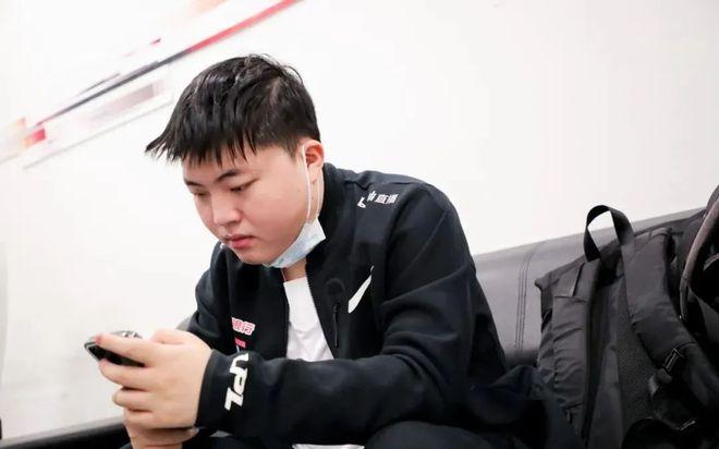 loluzi终于定了直播合同被蓝台拿下msi对抗赛赛程惹争议